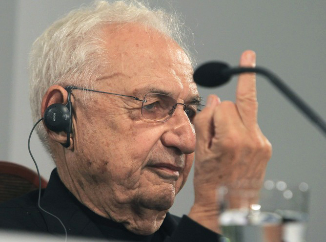 epaselect epa04459740 US architect Frank Gehry gestures during a press conference in Oviedo, Asturias, northern Spain, 23 October 2014, on the eve of receiving the 2014 Prince of Asturias Award for Arts.  EPA/J.L.CEREIJIDO