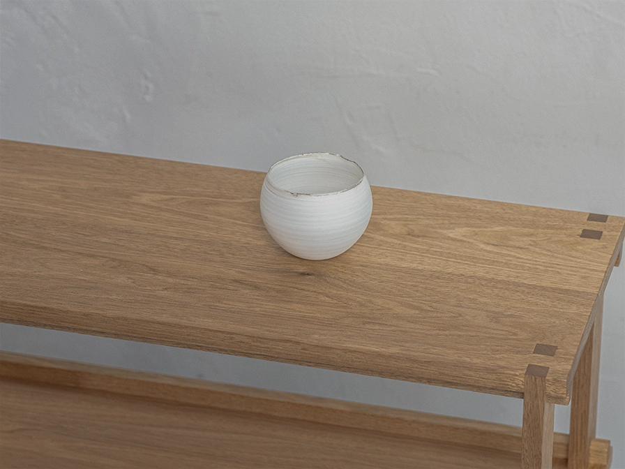 棚板に置かれた白い器