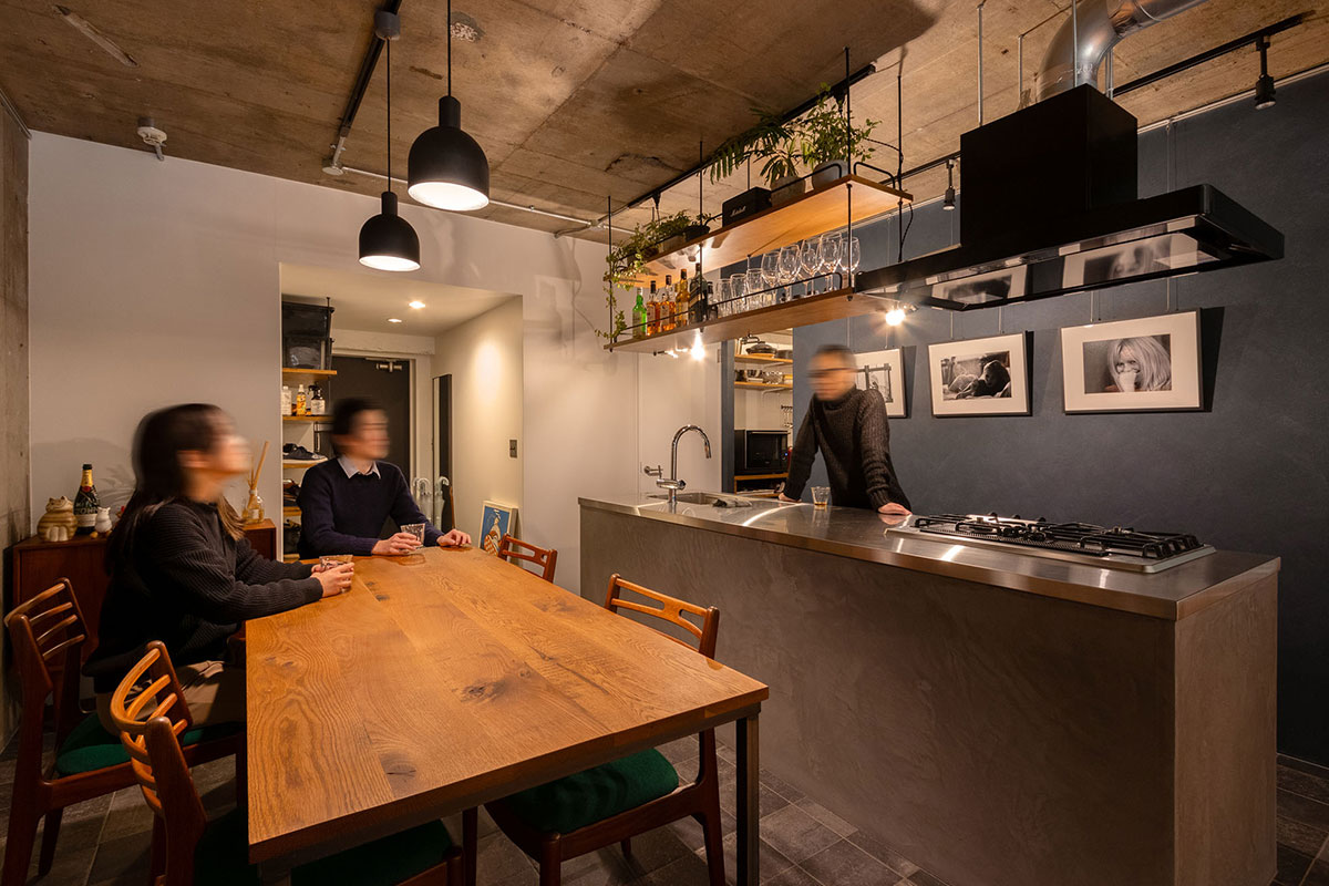 会話を楽しめる程よい距離感でレイアウトされたアイランドキッチンとダイニングテーブル

