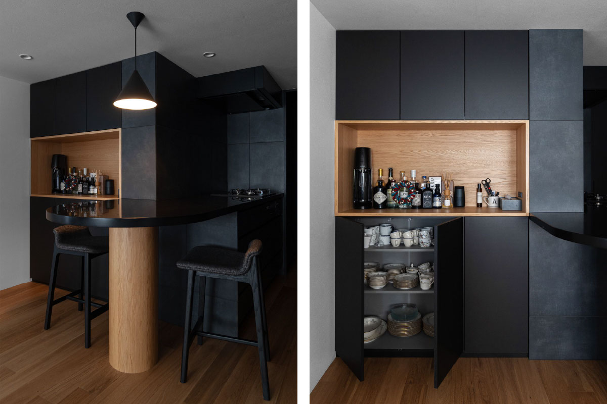 黒と木でスタイリッシュにデザインされた自宅バーカウンター