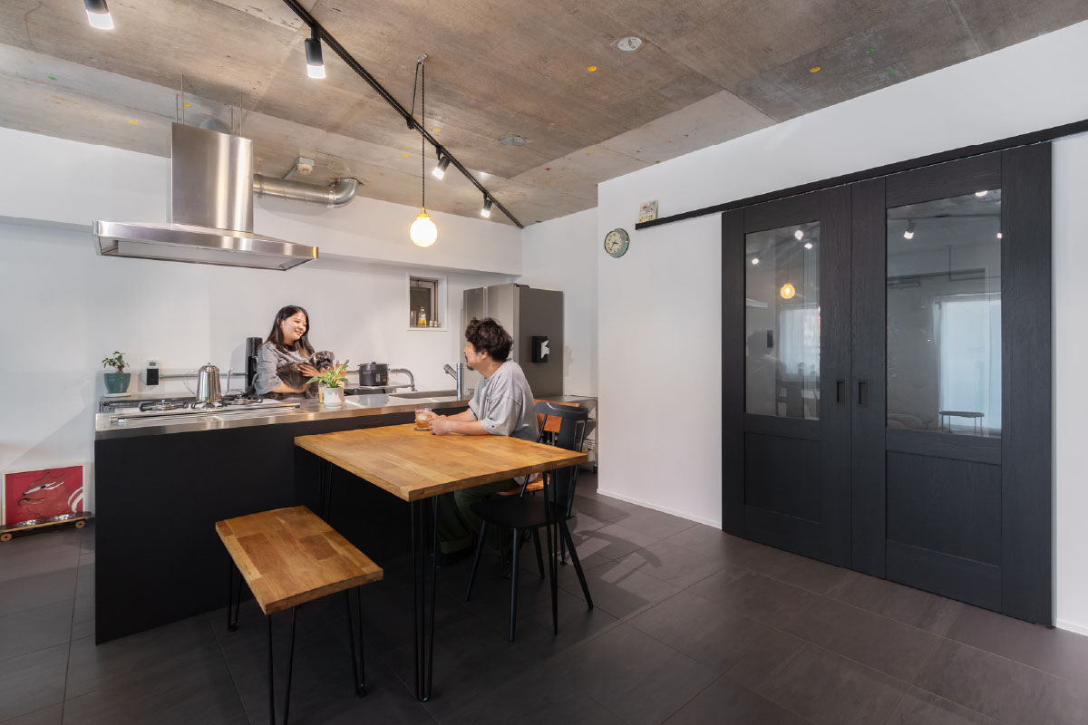 ダイニングテーブルを隣接させてバーカウンターのように使うアイランドキッチン