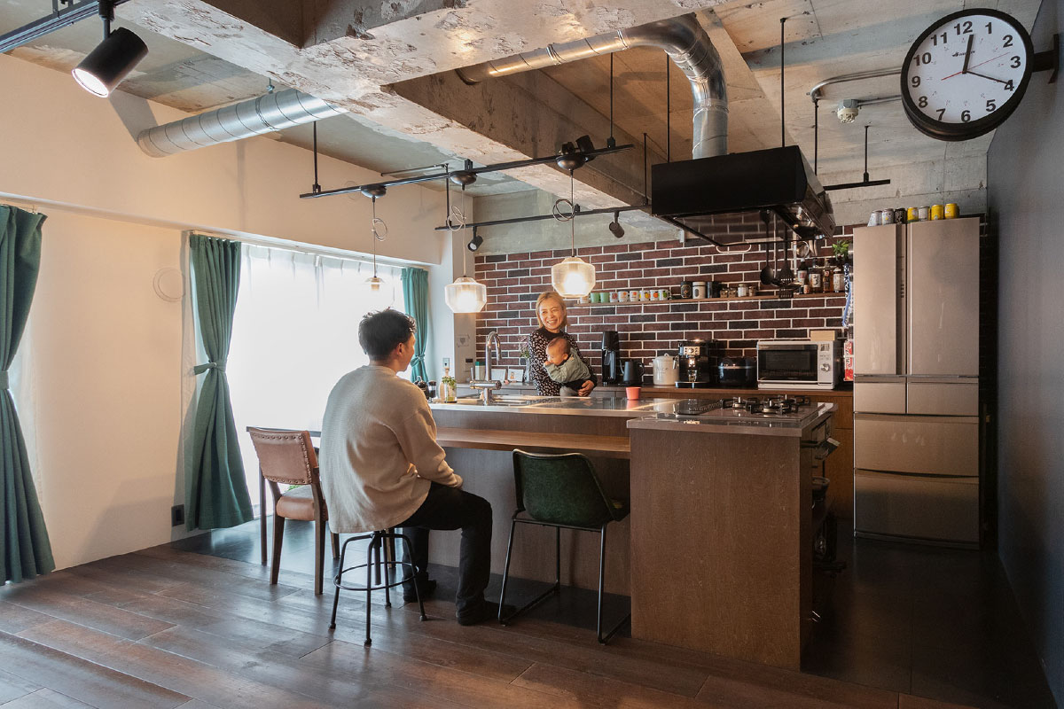 ダイニングチェアと合わせて使えるバーカウンターのある家
