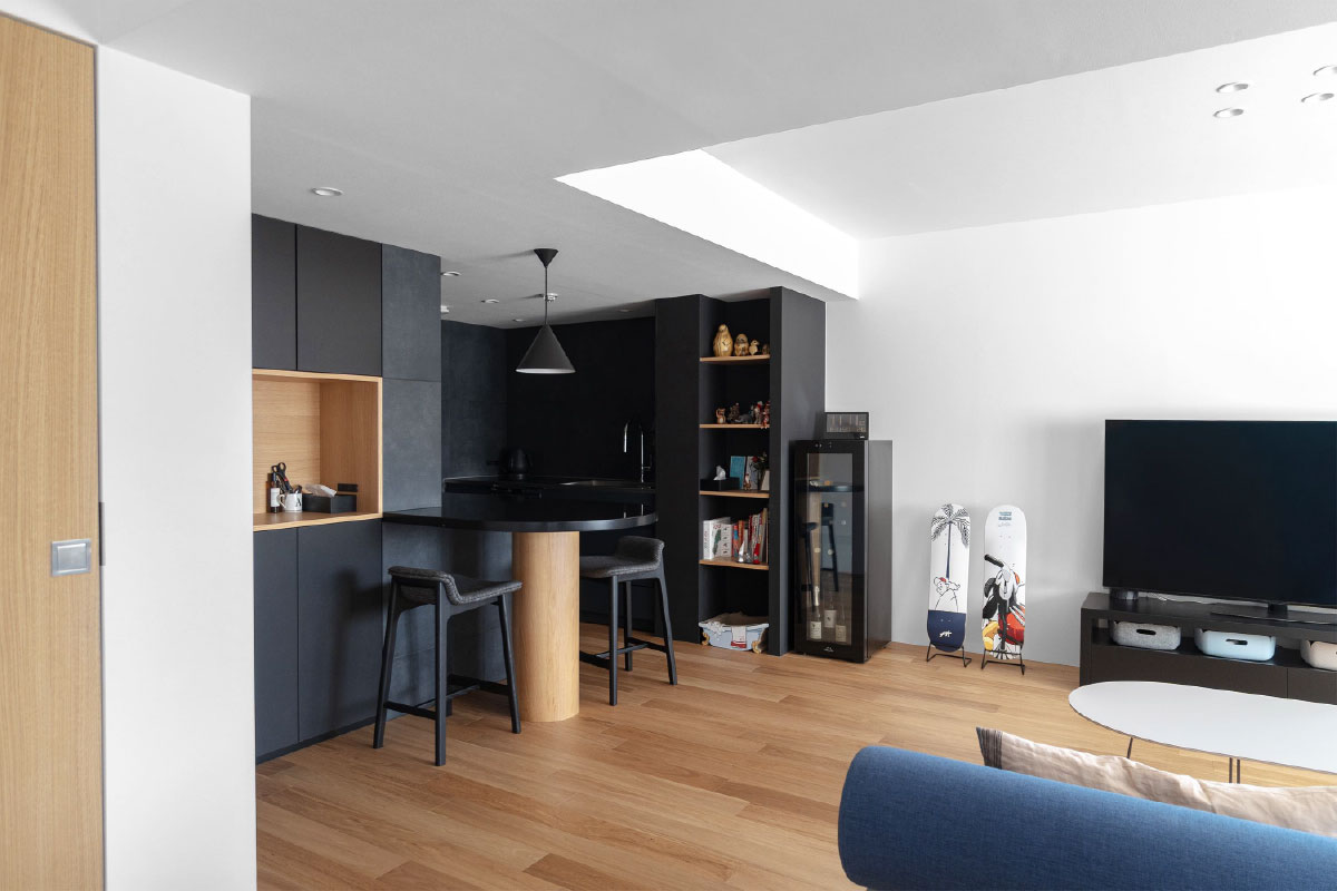 キッチン・ワインセラー・テレビをつなぐ動線上にレイアウトされたバーカウンター