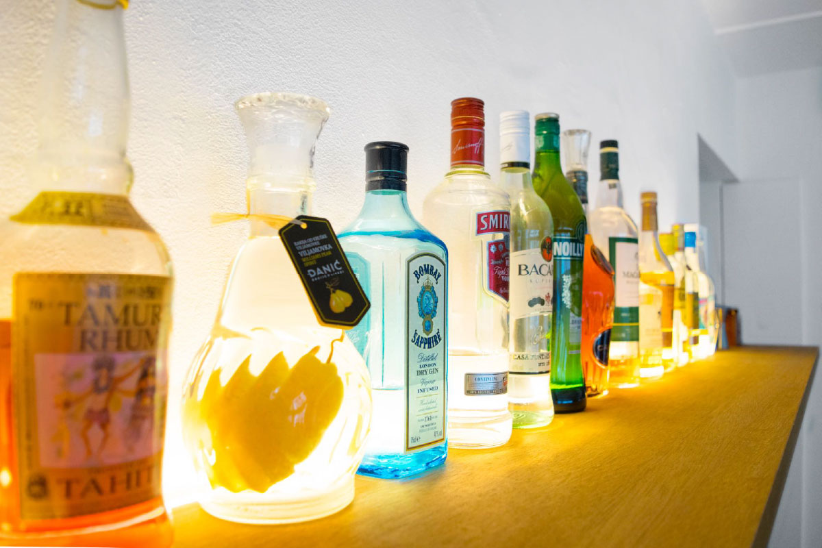 自宅バーカウンターに設置した、間接照明を仕込んだお酒専用のシェルフ。