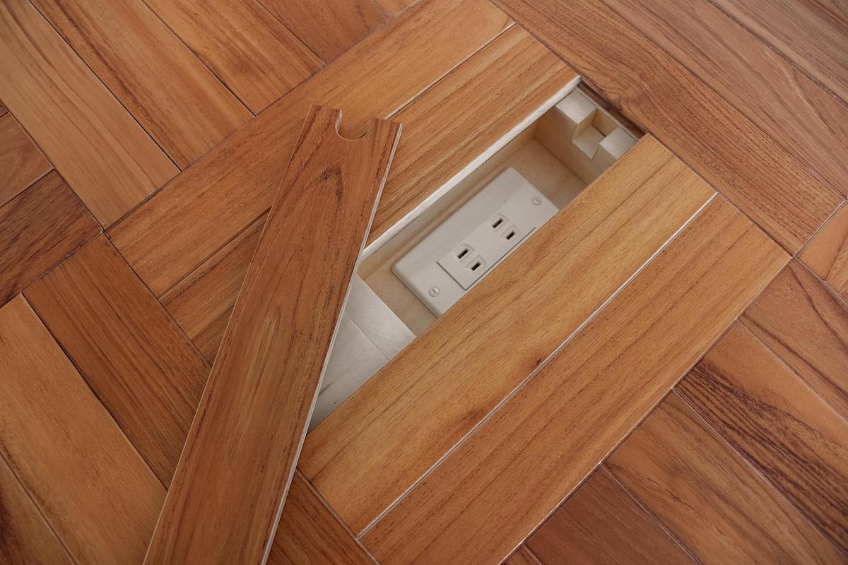 フローリングと同じ素材で蓋を造作した床埋め込みコンセント