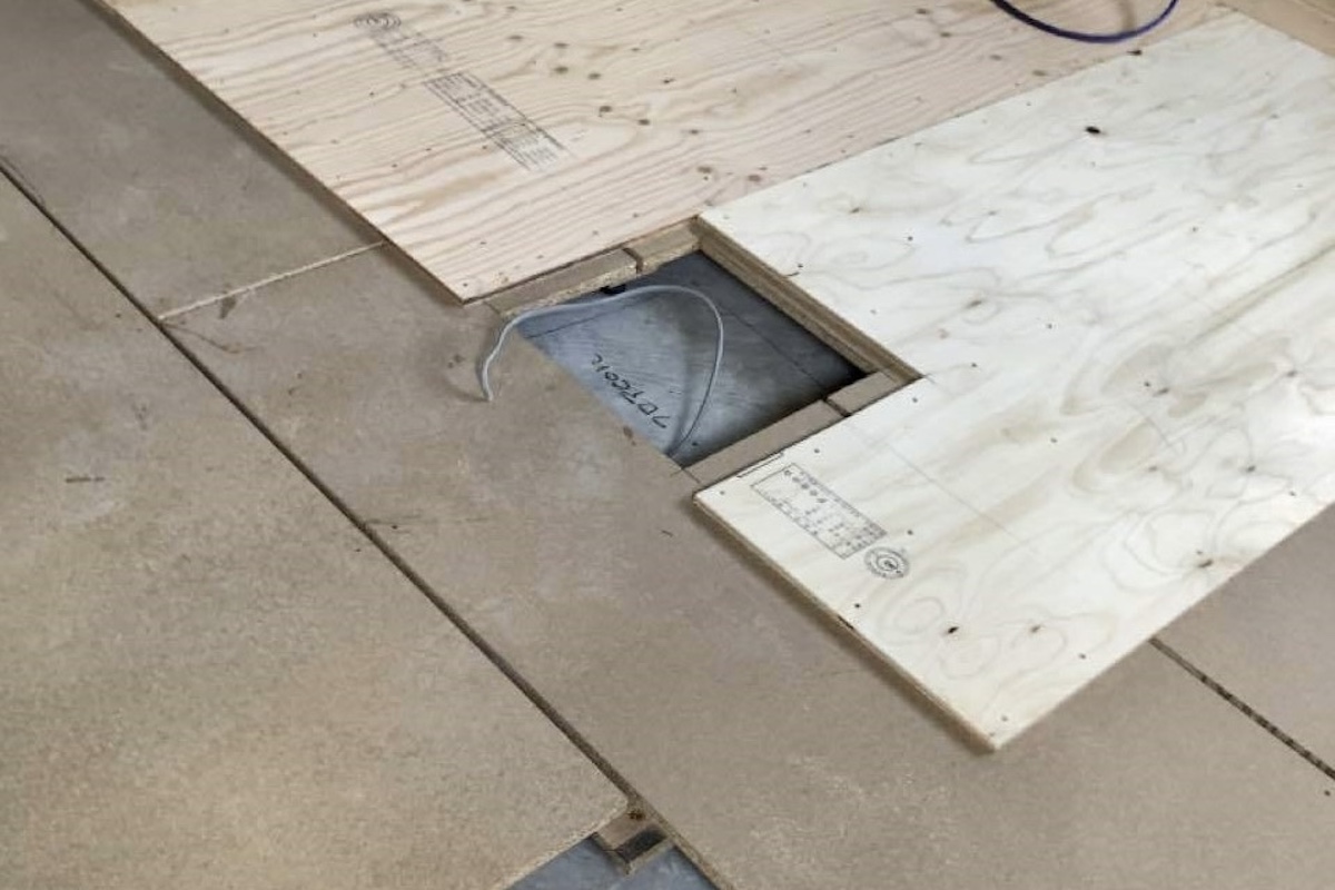 床コンセント設置のために配線処理を施した床下地