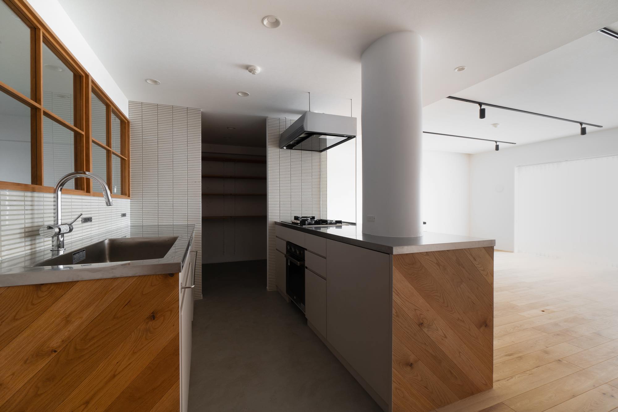 PSを活かした円柱がデザインされたキッチン