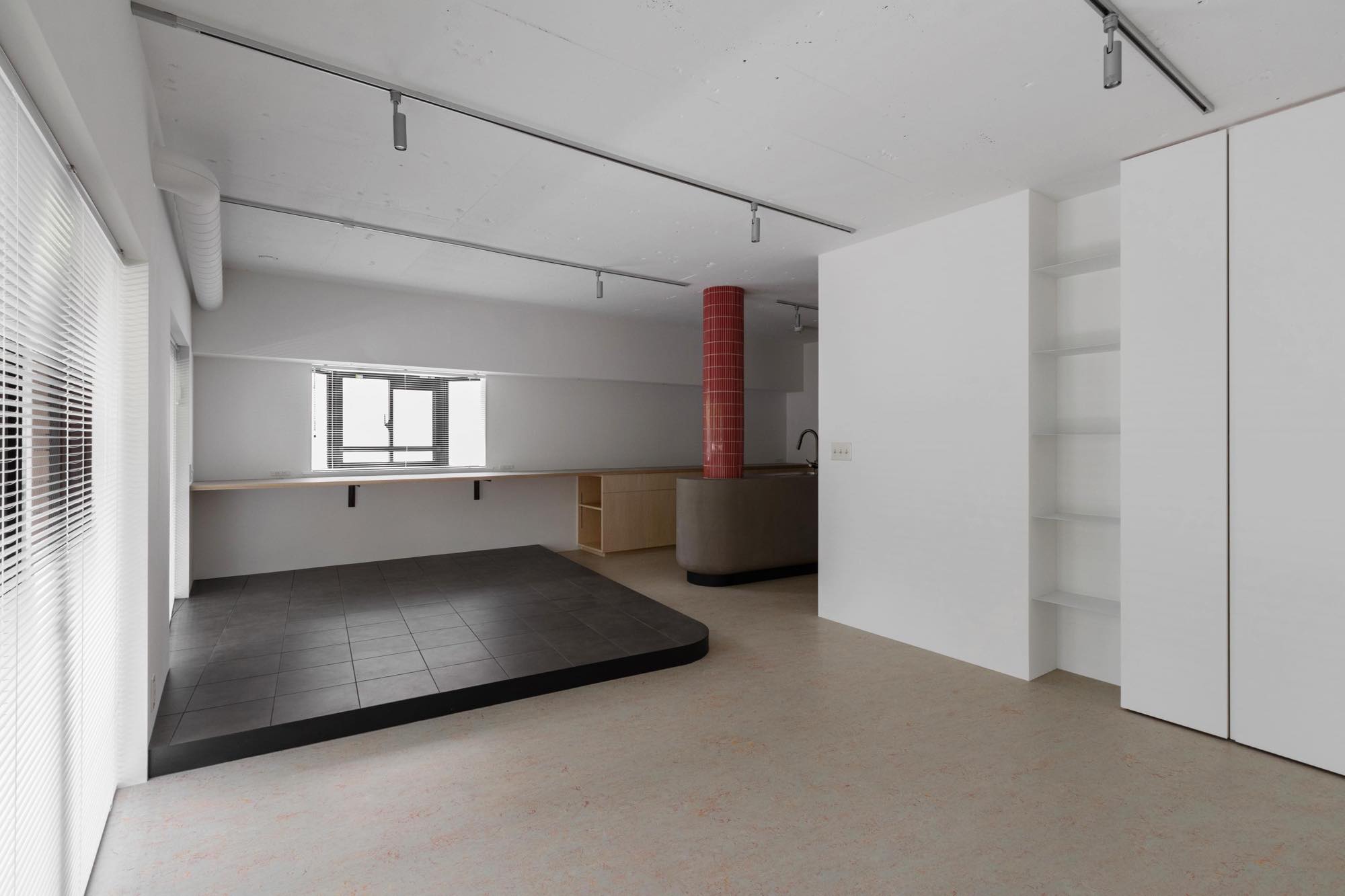 タイルで仕上げた魅せる柱のキッチン