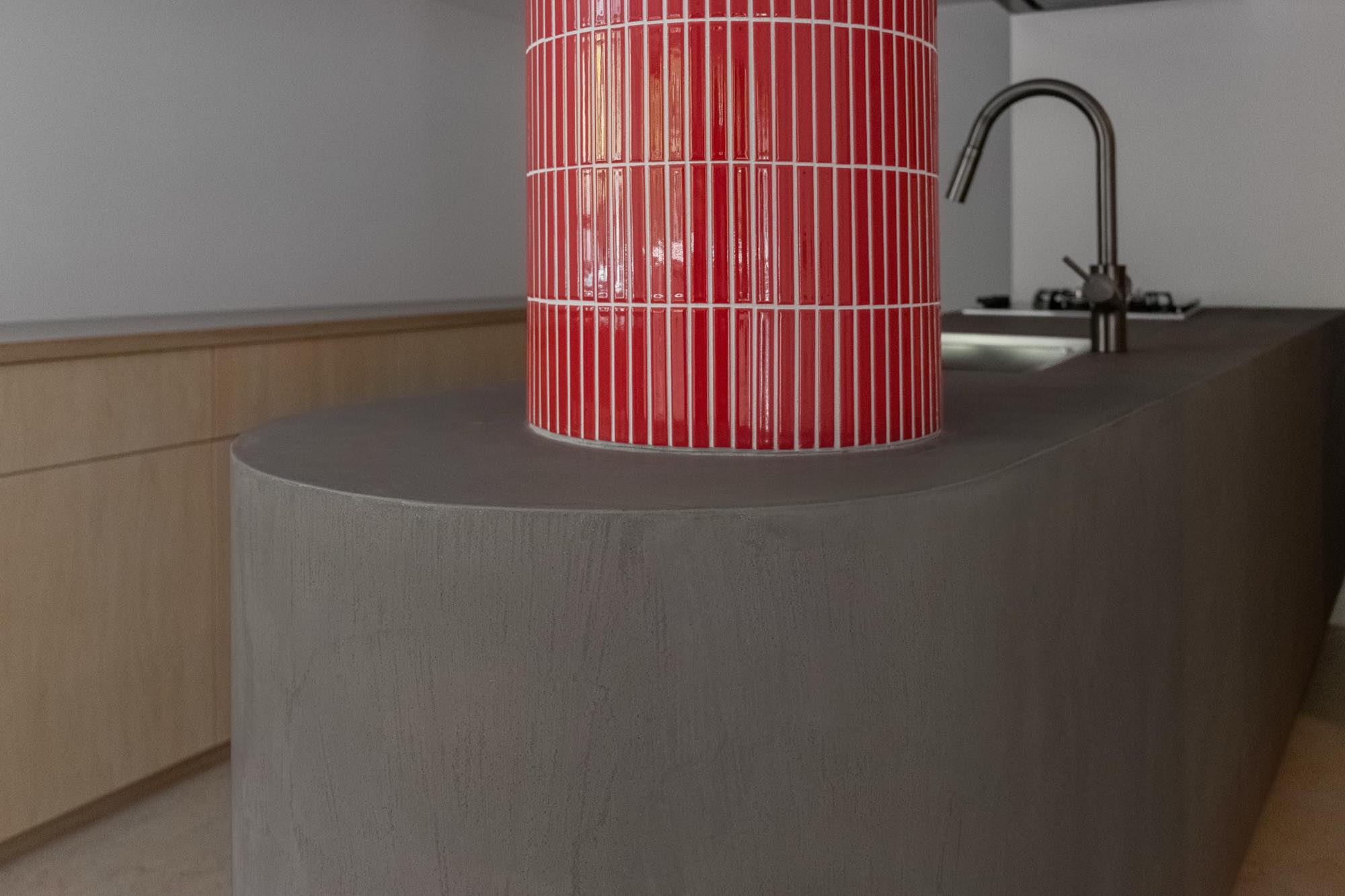 タイルで仕上げた魅せる柱のキッチン