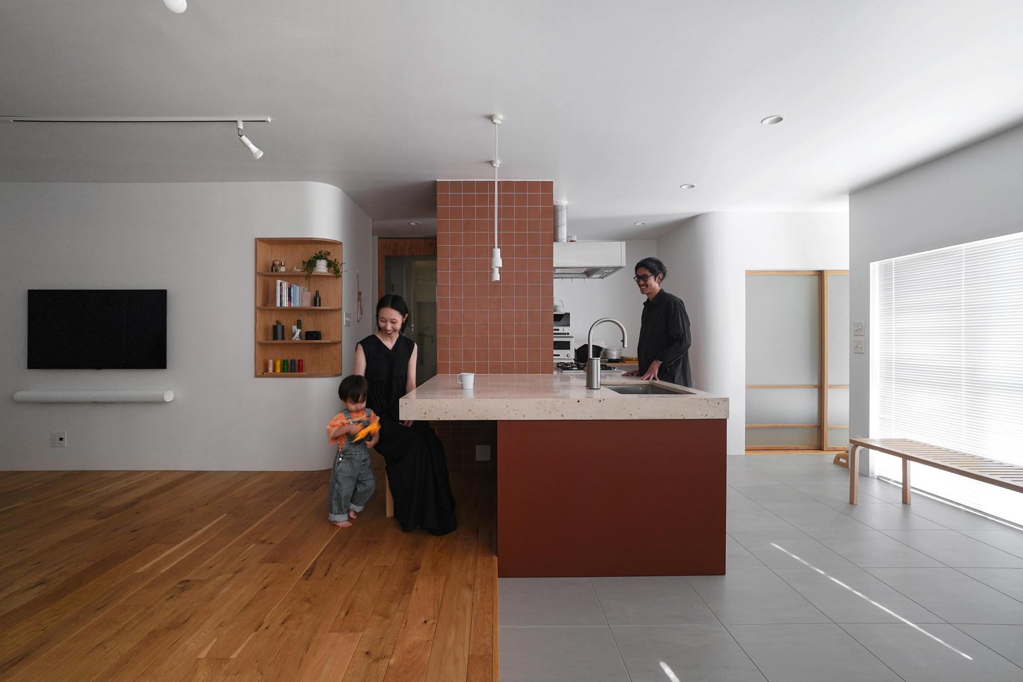 造作収納と一体化したPS柱のデザイン