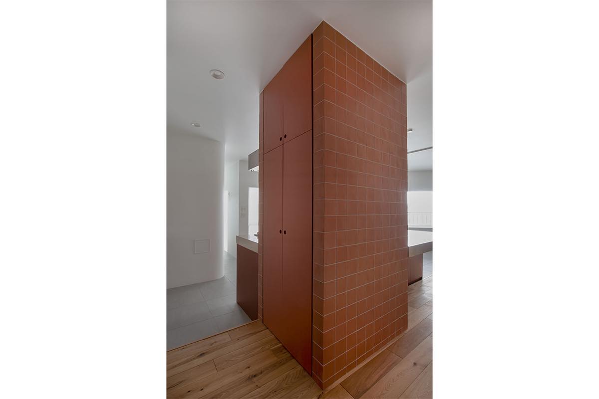 造作収納と一体化したPS柱のデザイン