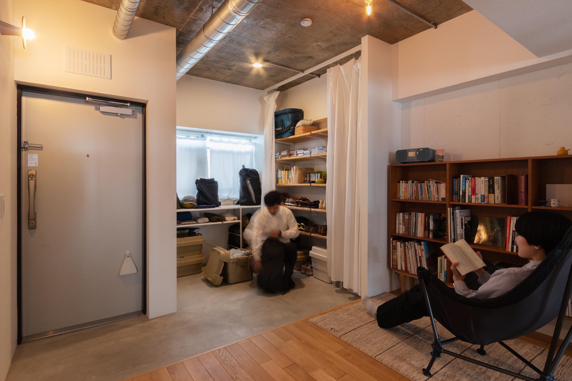 間口の広い玄関でつながる土間収納とフリースペース