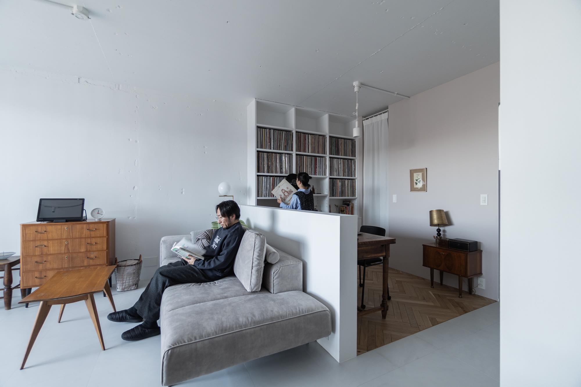 リビングの中にあるセミオープンのワークスペース