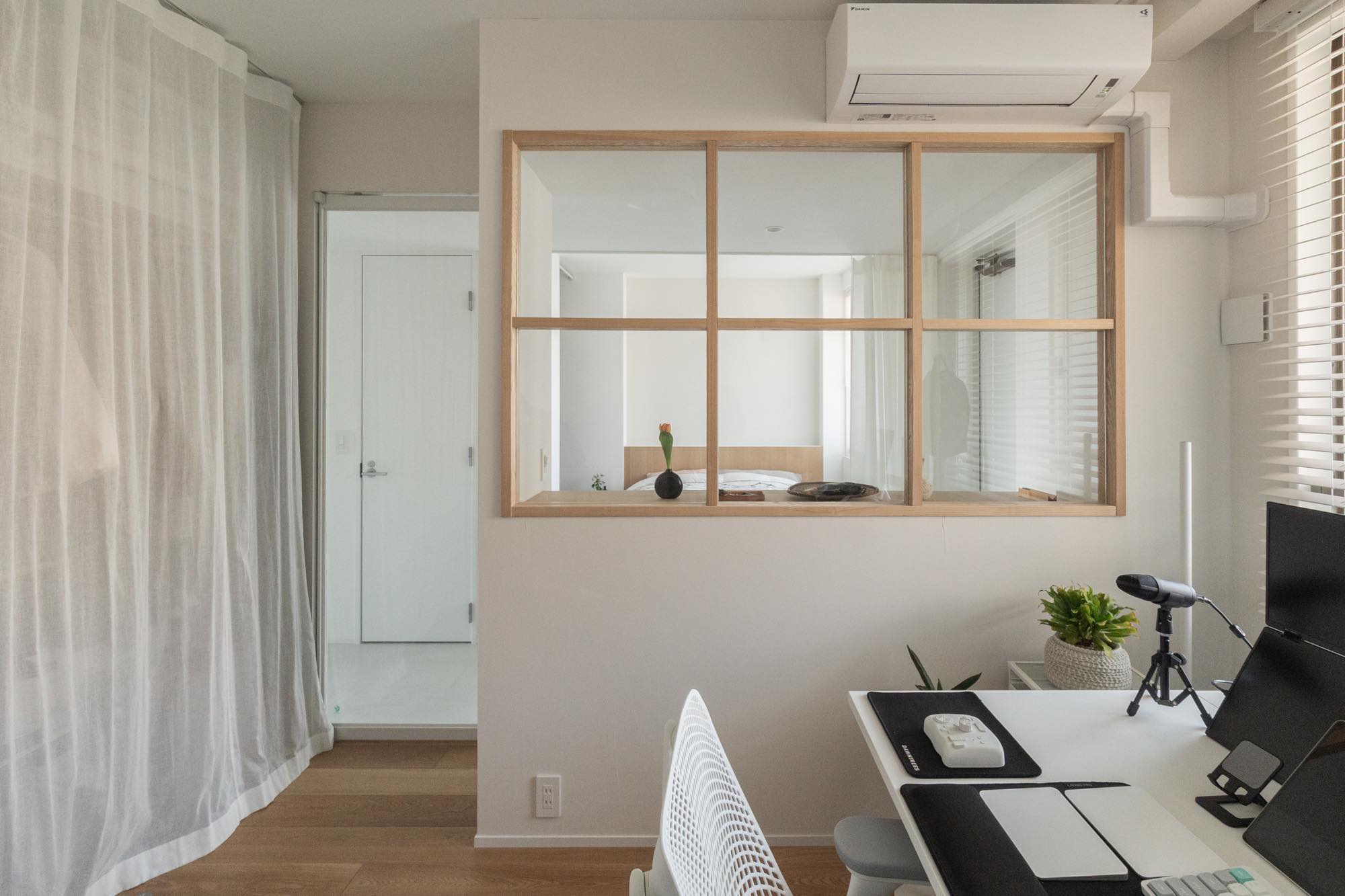 内窓を設置して開放感を持たせた個室化されたワークスペース。