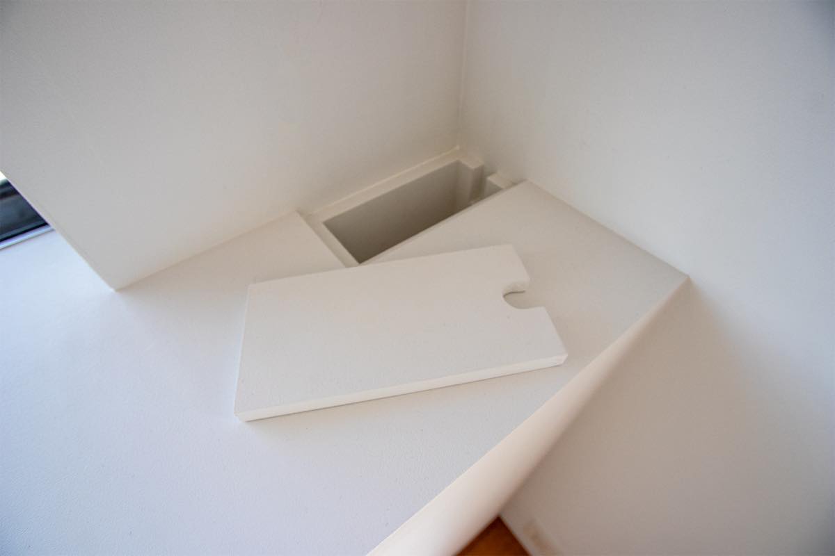 カウンターに埋め込んだコンセントボックスと蓋