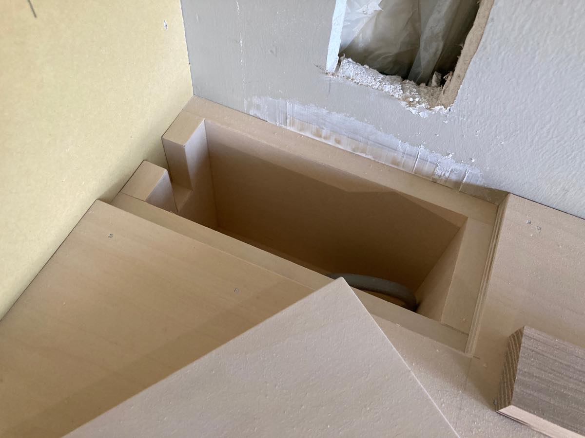 コンセントを隠すためにカウンターに埋め込んだ箱型のコンセントスペース